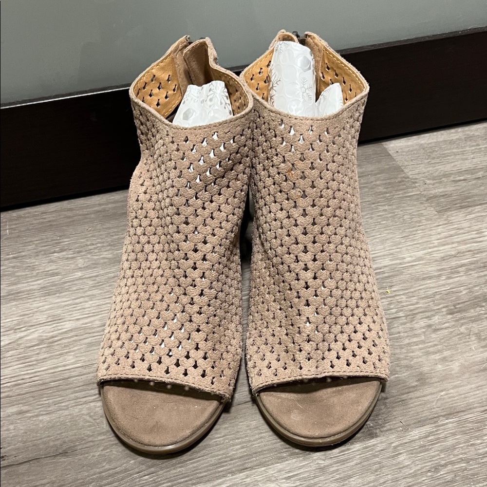 Lucky Brand Tan Perforated Mules